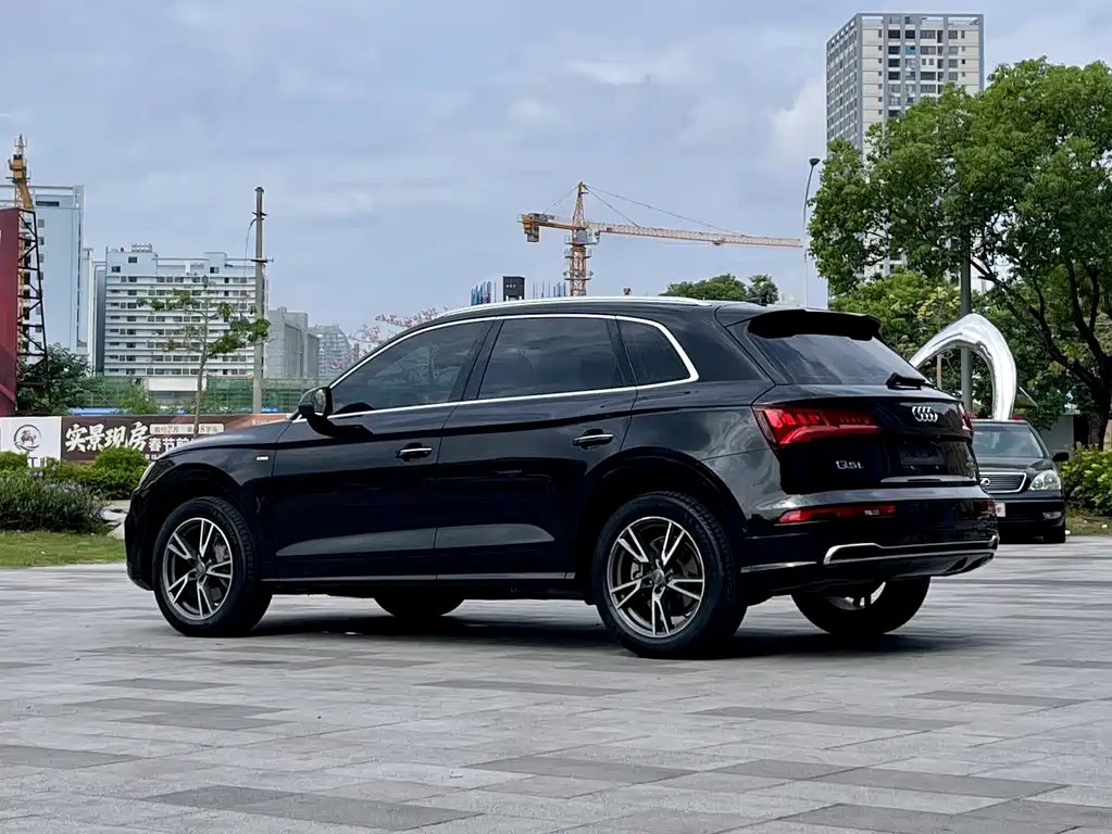 Audi Q5L — фото 5