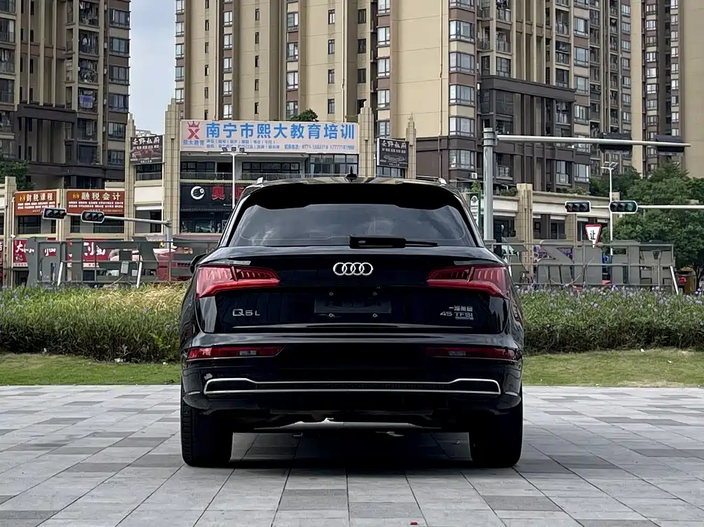 Audi Q5L — фото 6
