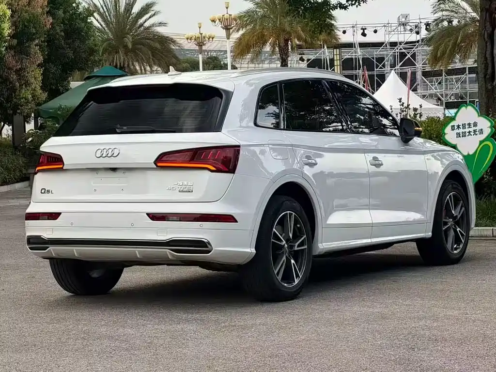 Audi Q5L — фото 3