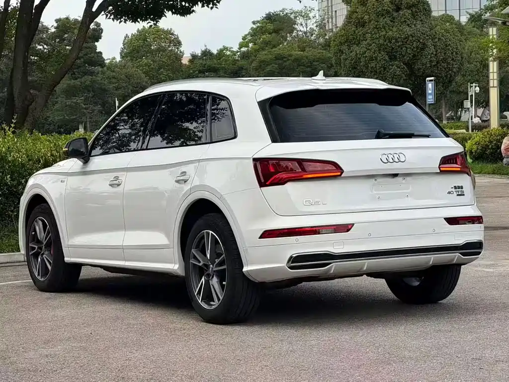 Audi Q5L — фото 6