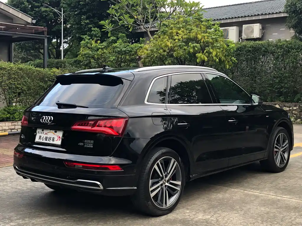 Audi Q5L — фото 8