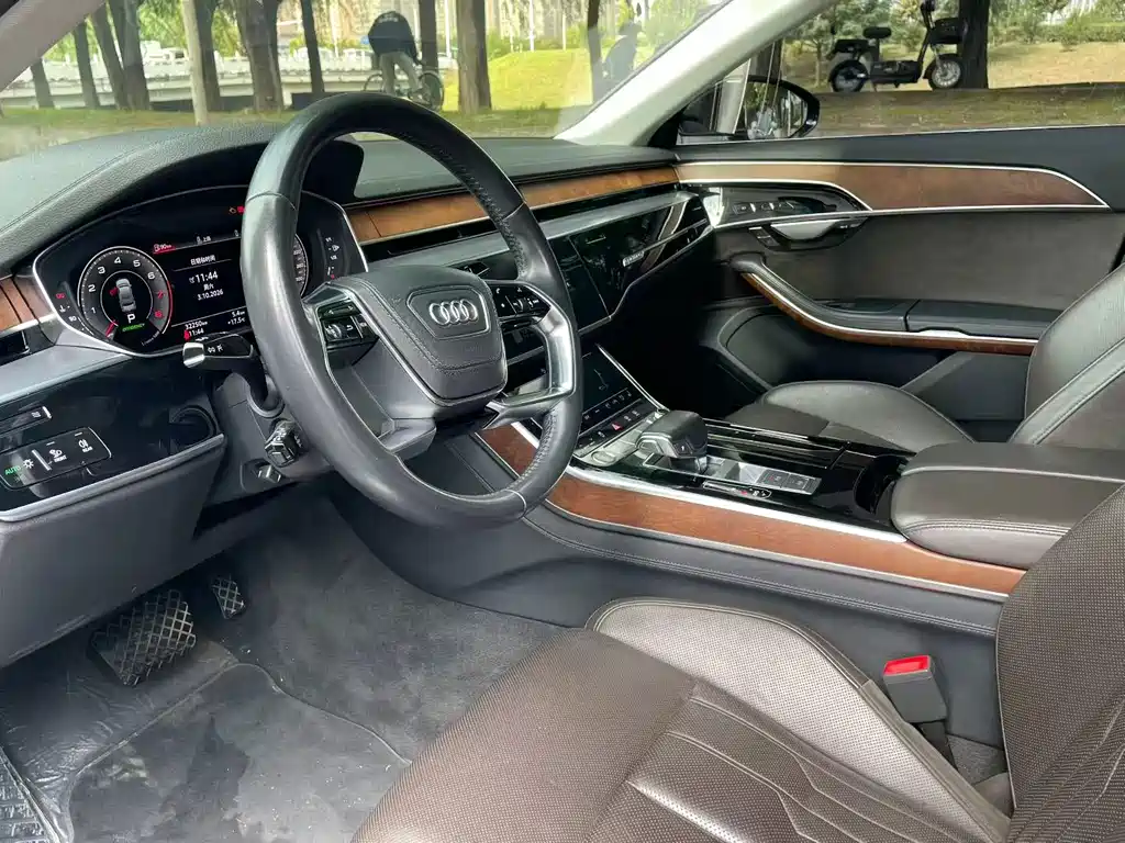 Audi A8 — фото 4