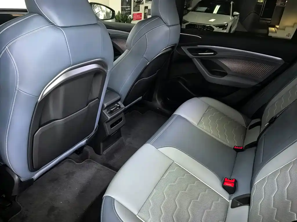 Audi Q6L e-tron — фото 11