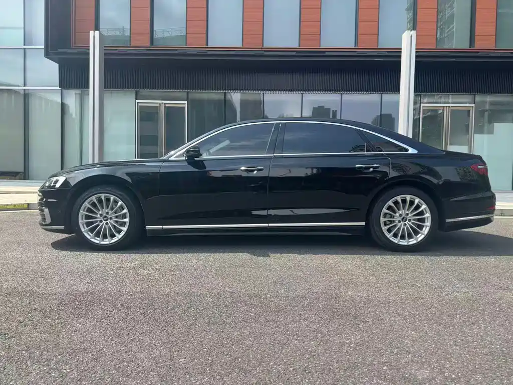 Audi A8 — фото 2