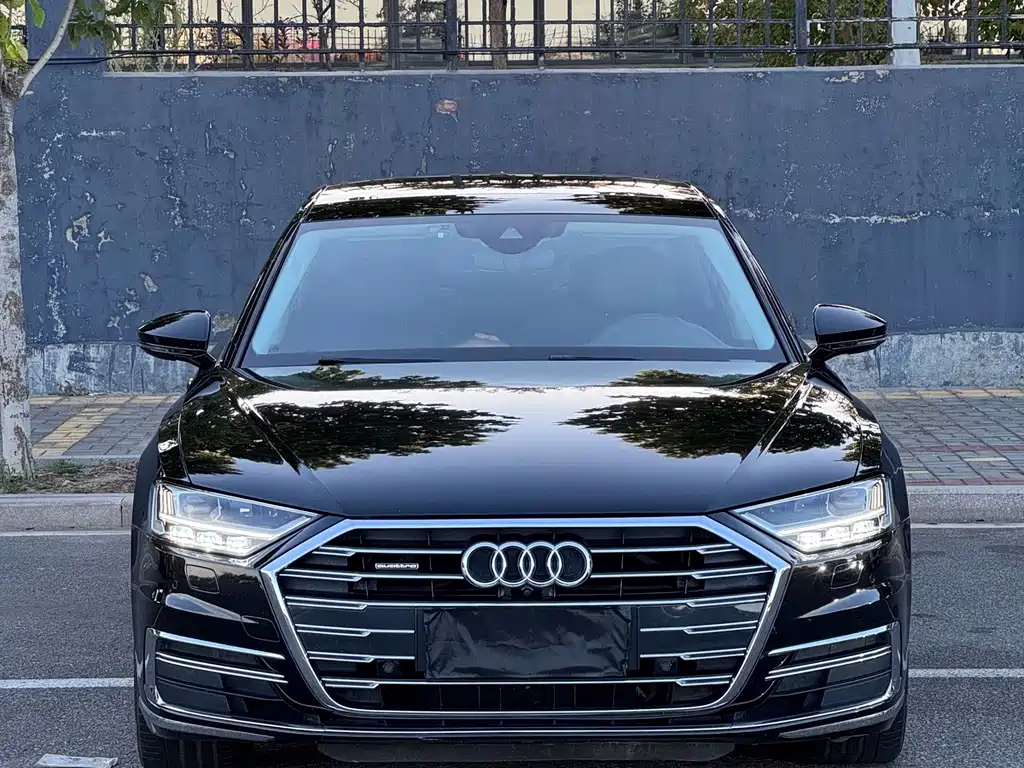 Audi A8 — фото 1