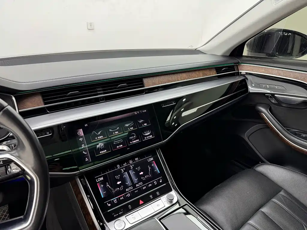Audi A8 — фото 19
