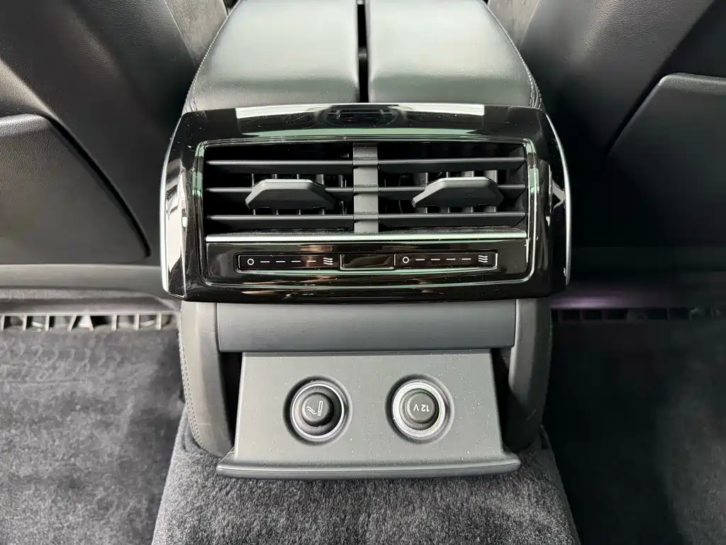 Audi A8 — фото 28