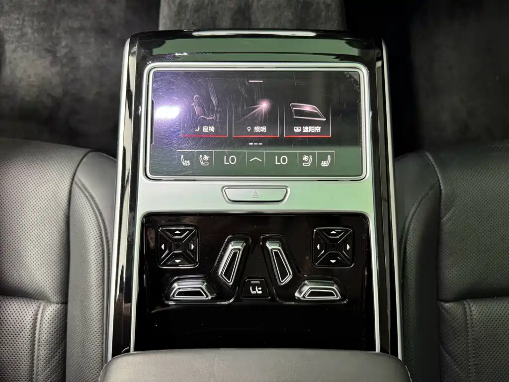 Audi A8 — фото 29