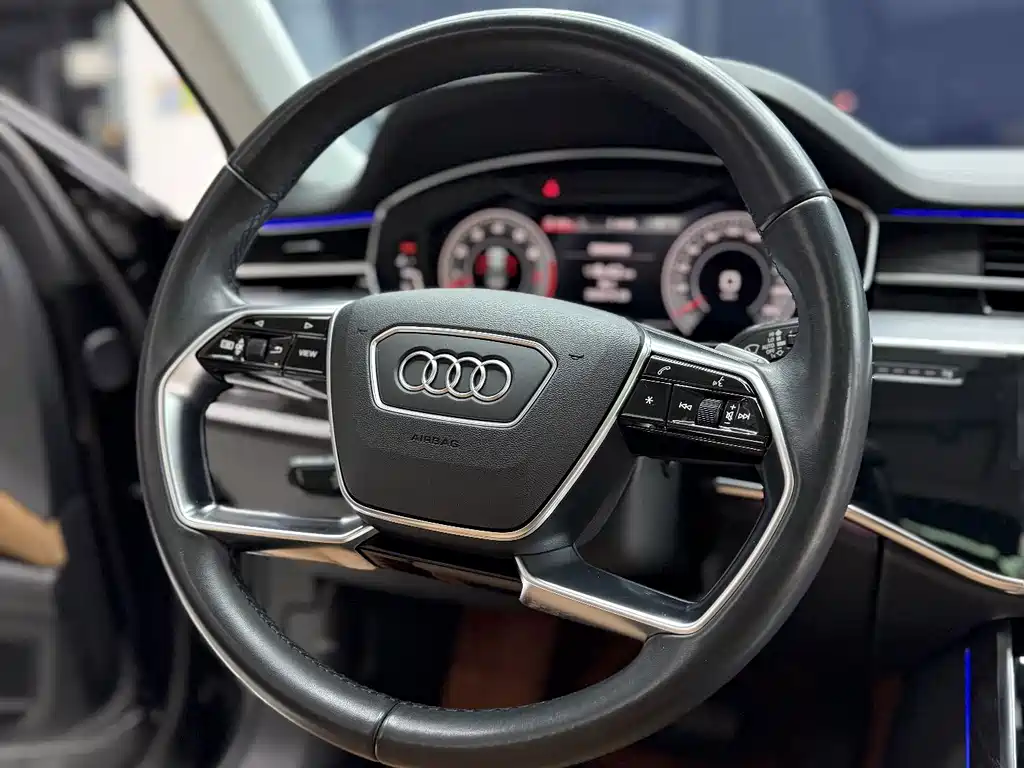 Audi A8 — фото 13