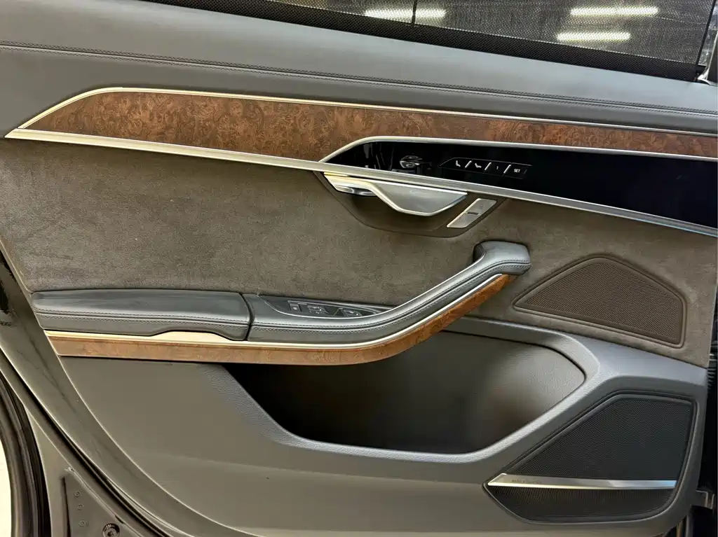 Audi A8 — фото 14