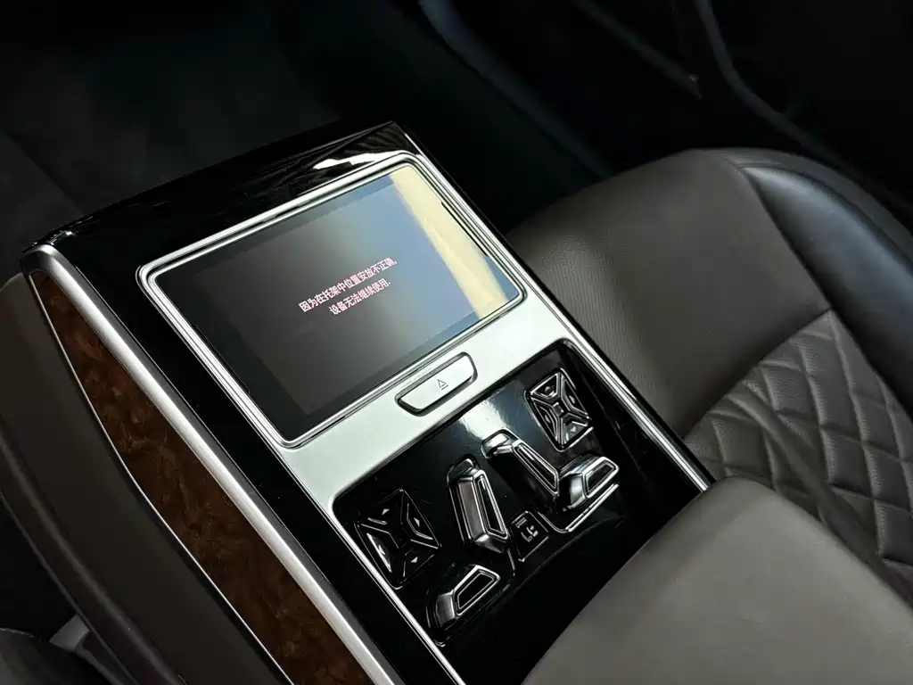 Audi A8 — фото 16