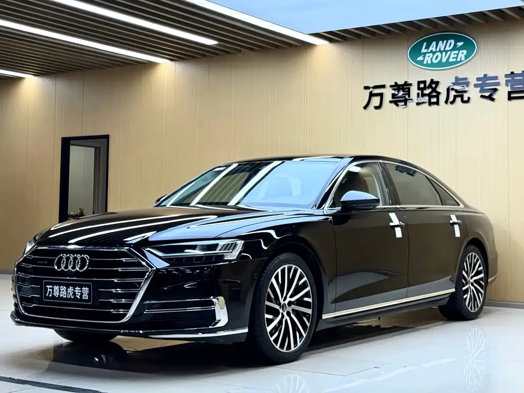 Audi A8 — фото 1