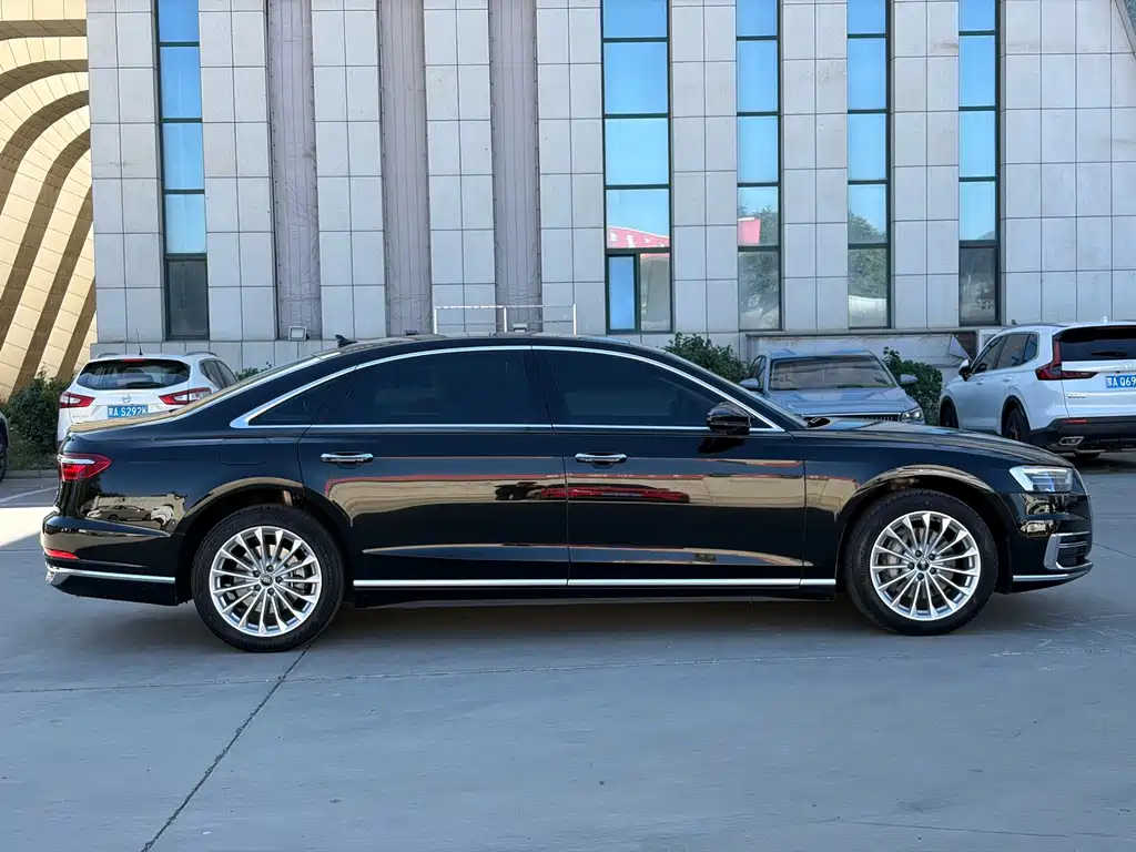 Audi A8 — фото 5