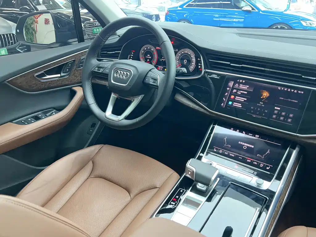 Audi Q7 — фото 23