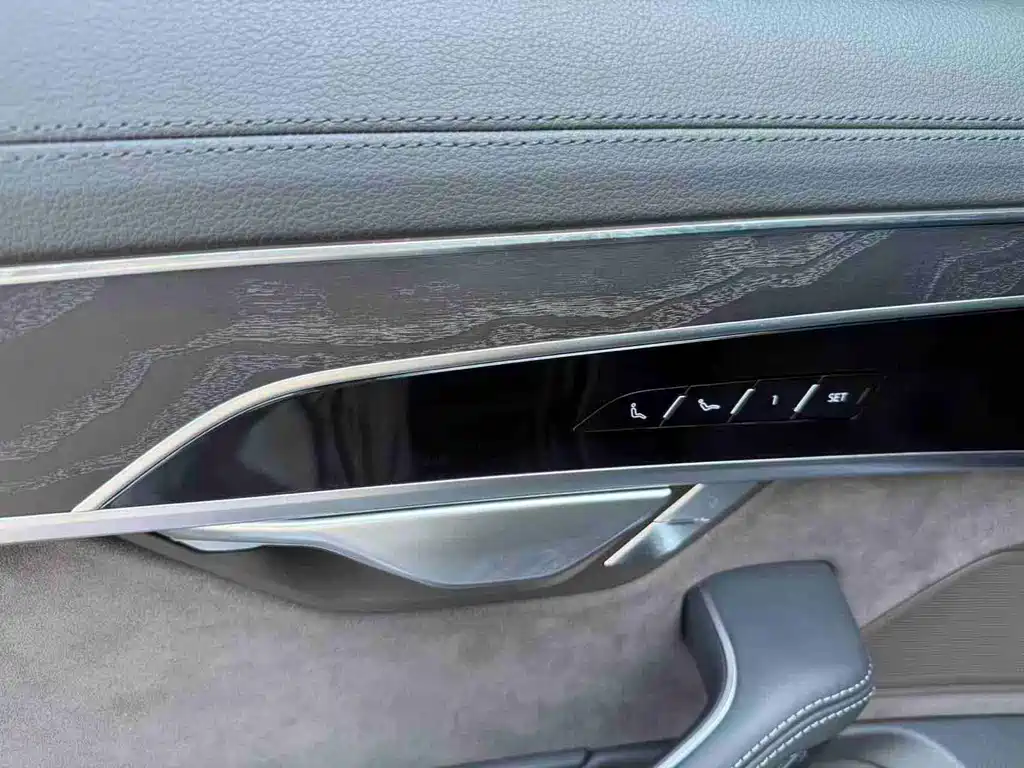 Audi A8 — фото 6