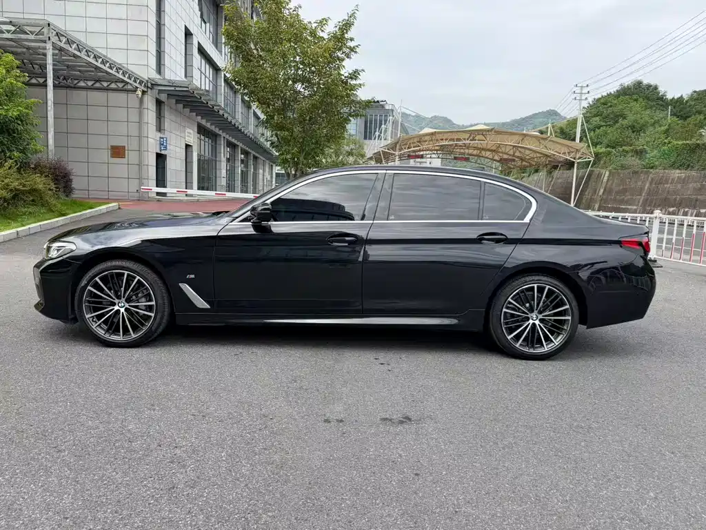 BMW 5 Series — фото 16