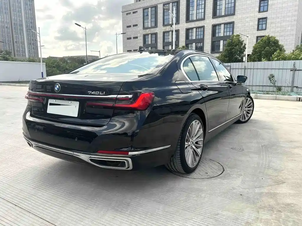 BMW 7 Series — фото 14