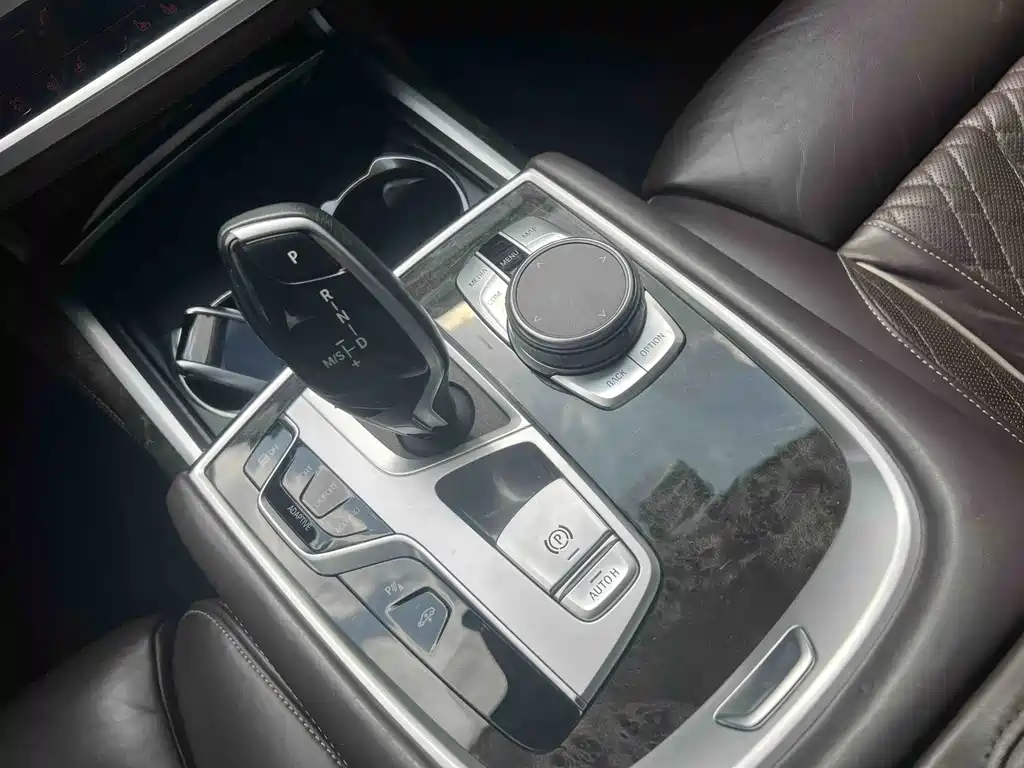 BMW 7 Series — фото 10