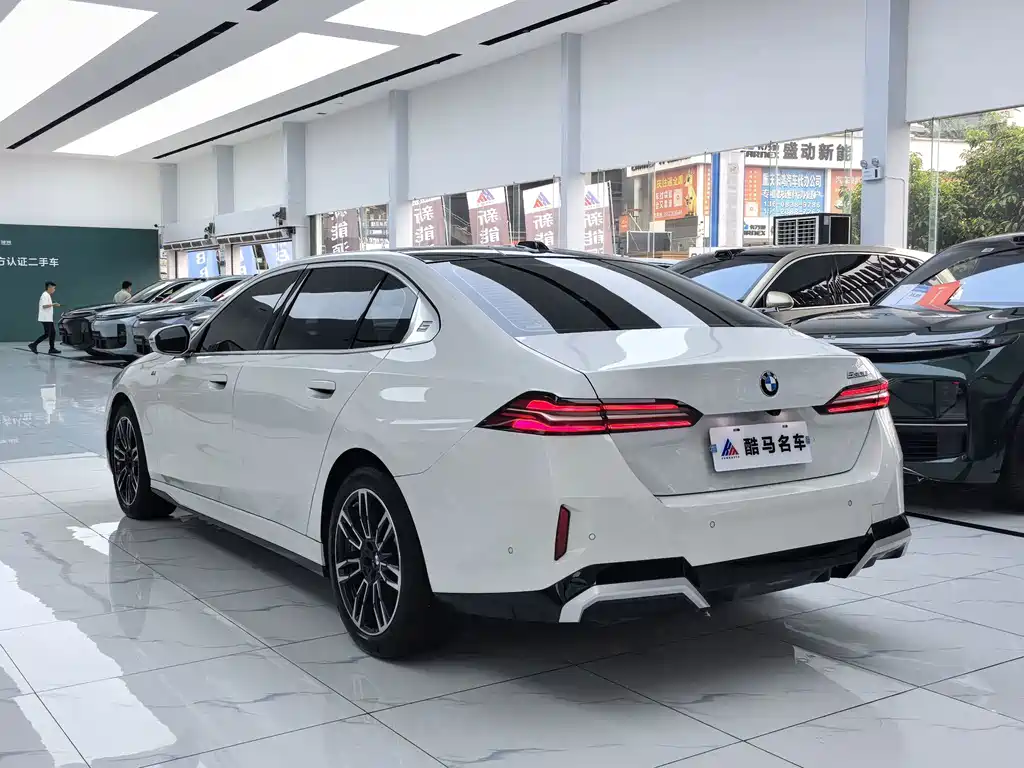 BMW 5 Series — фото 13