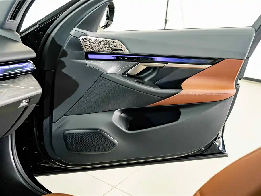 BMW 5 Series — фото 17