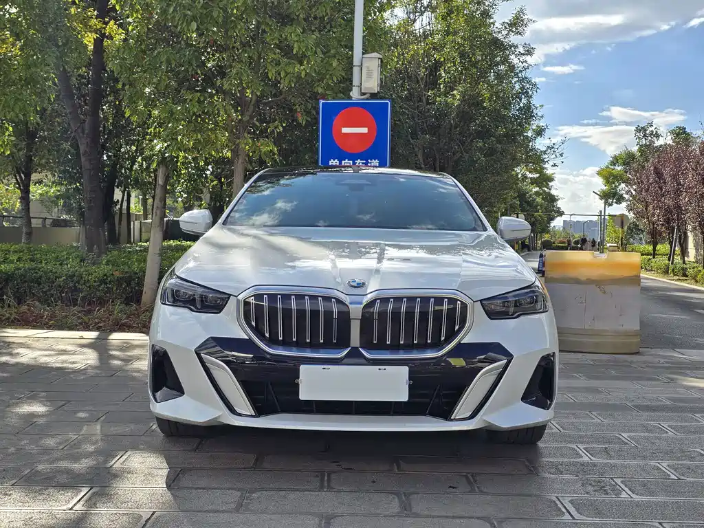 BMW 5 Series — фото 2