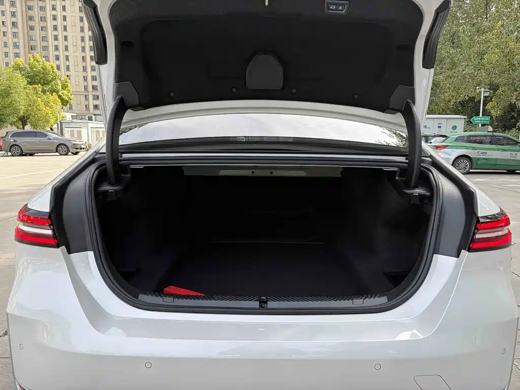 BMW 5 Series — фото 14