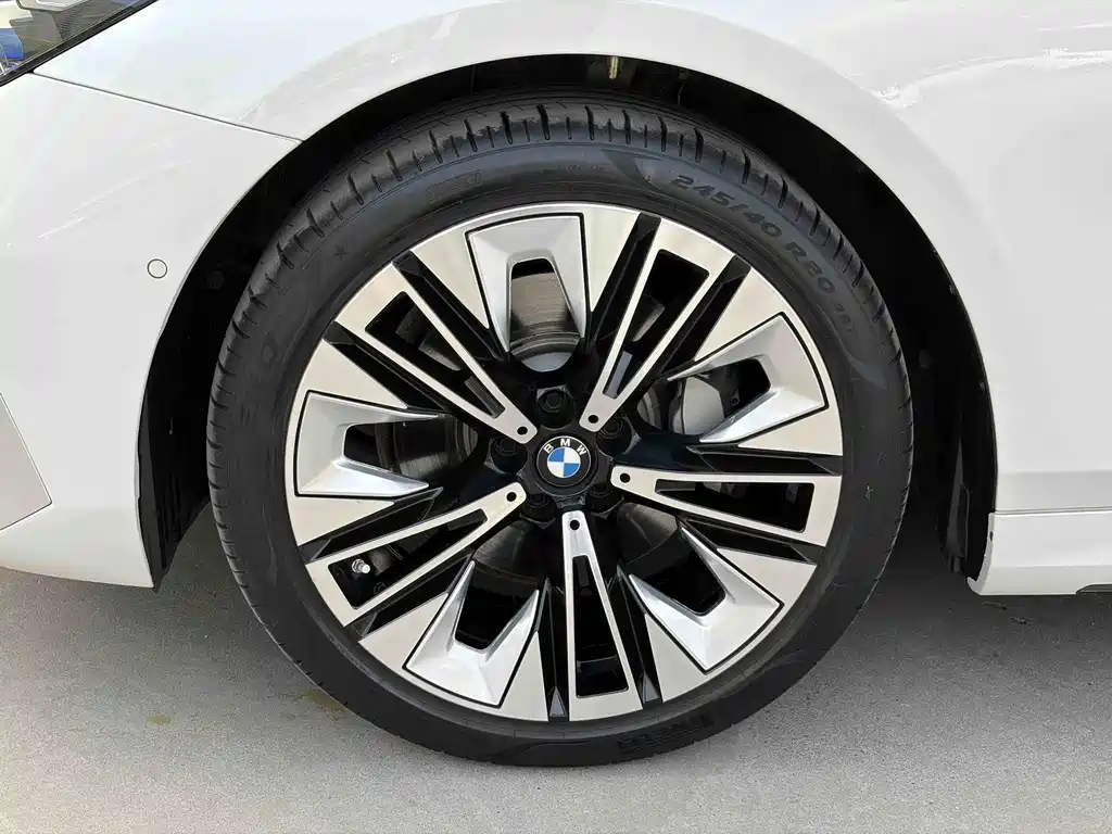 BMW 5 Series — фото 17