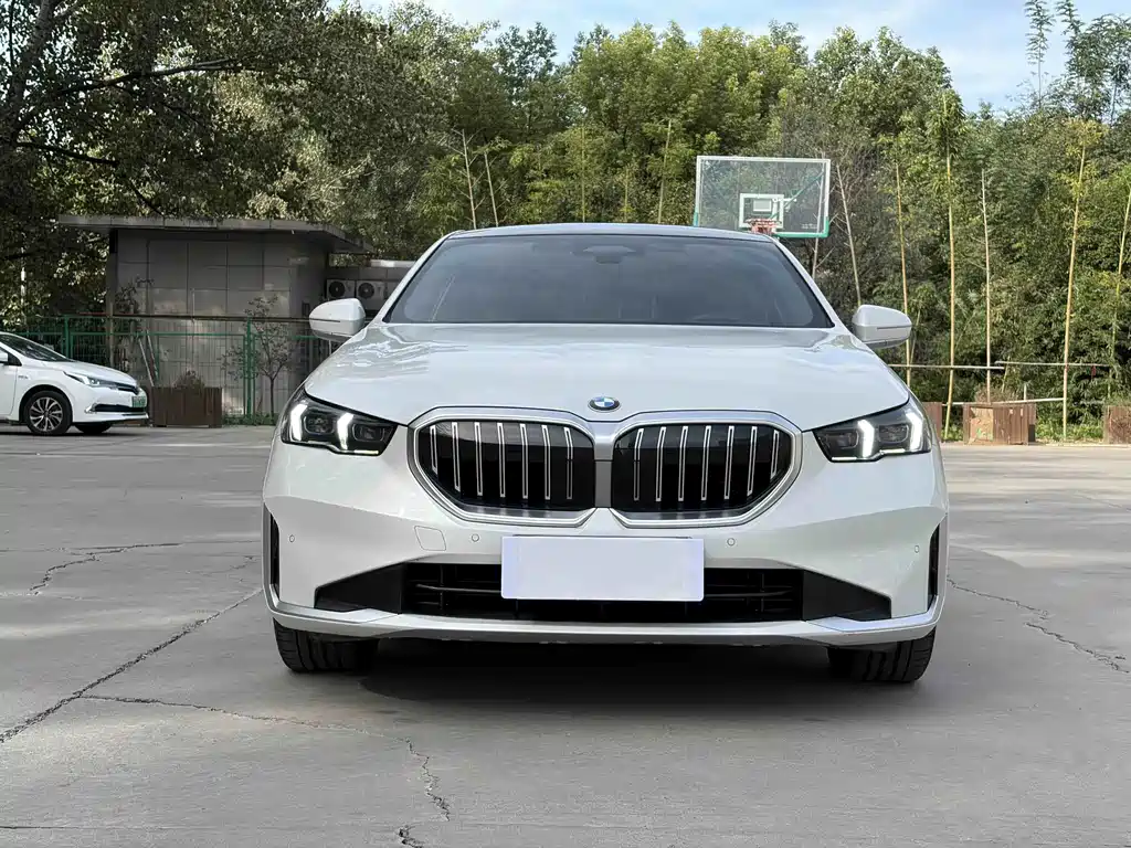 BMW 5 Series — фото 4