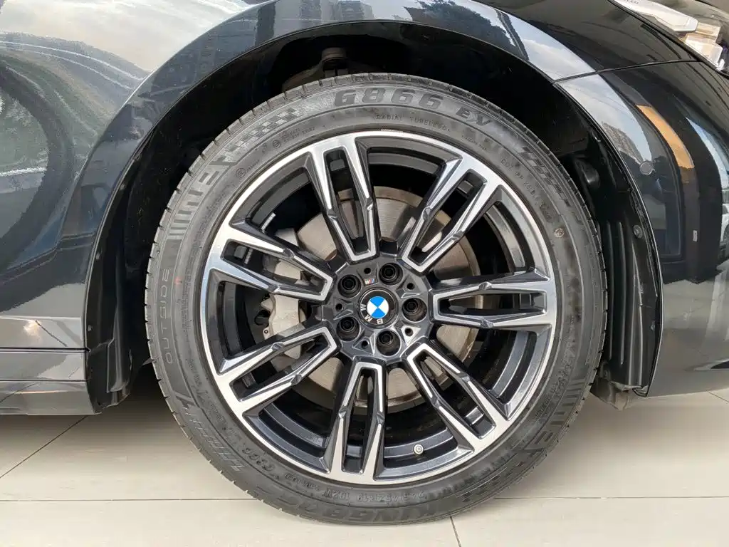 BMW 5 Series — фото 17