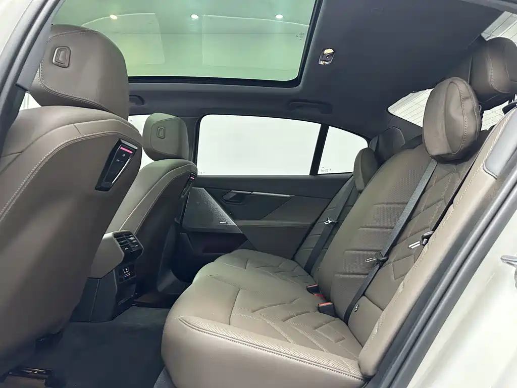 BMW 5 Series — фото 11