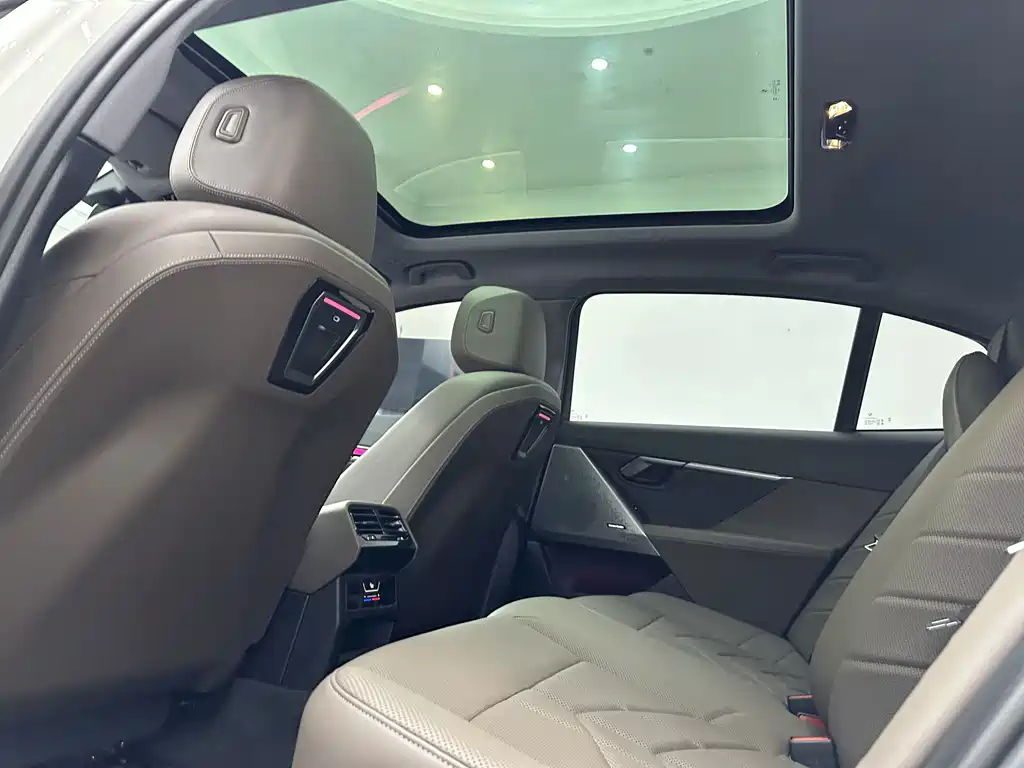 BMW 5 Series — фото 14
