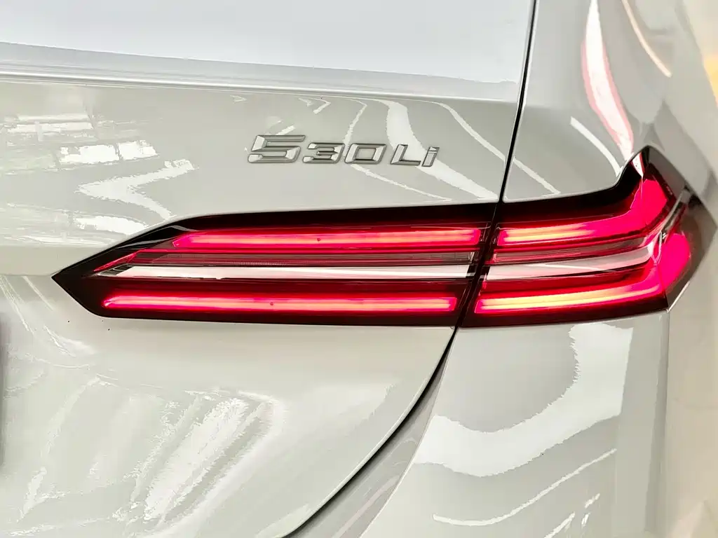 BMW 5 Series — фото 18