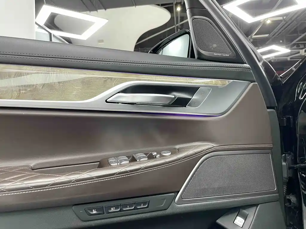 BMW 7 Series — фото 13