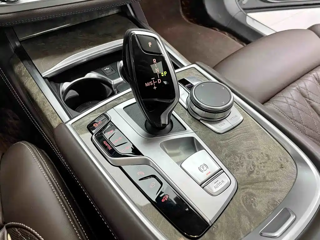 BMW 7 Series — фото 15