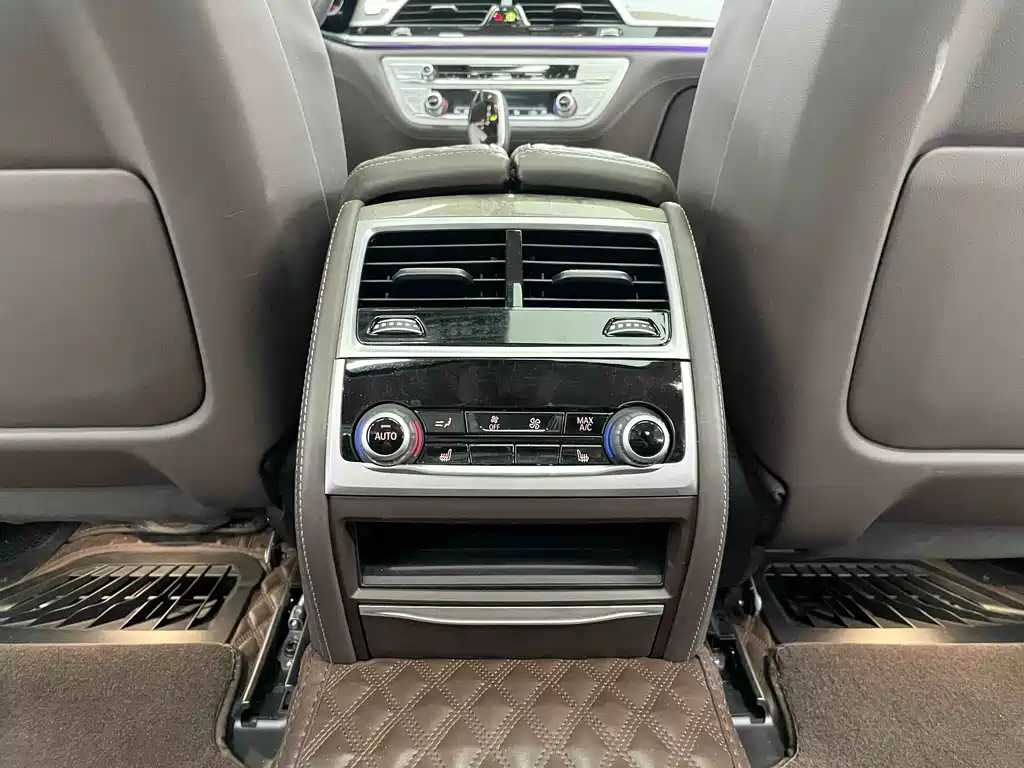 BMW 7 Series — фото 18