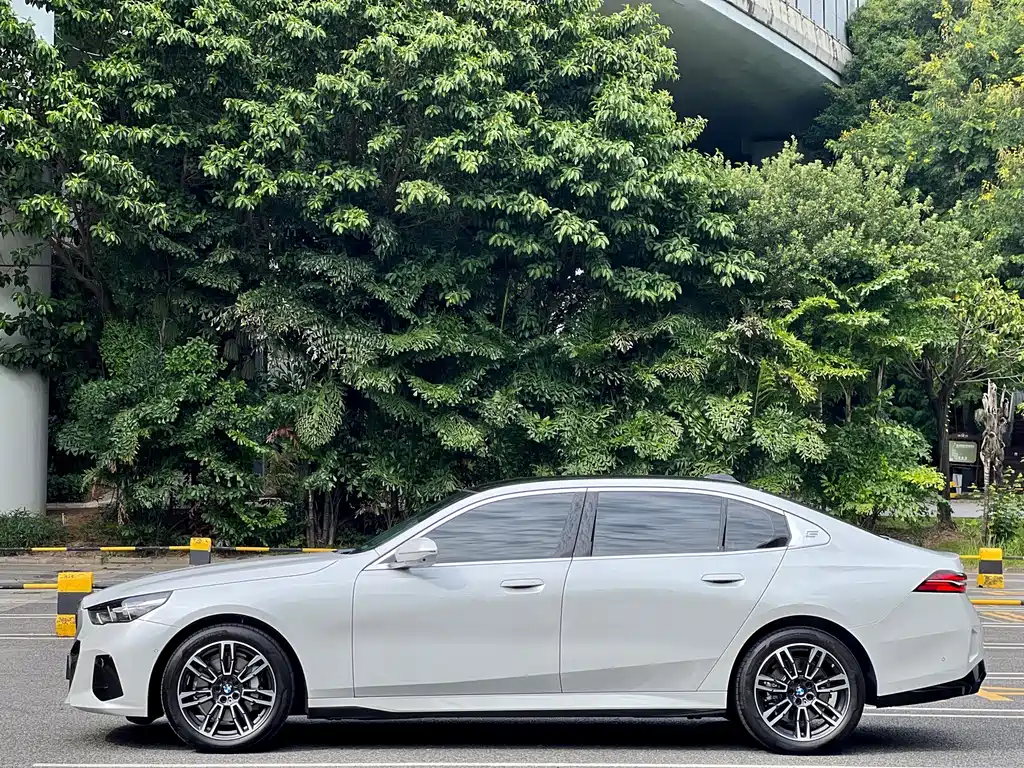 BMW 5 Series — фото 2