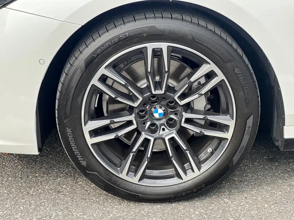 BMW 5 Series — фото 17