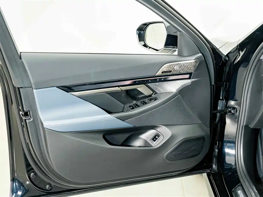 BMW 5 Series — фото 18