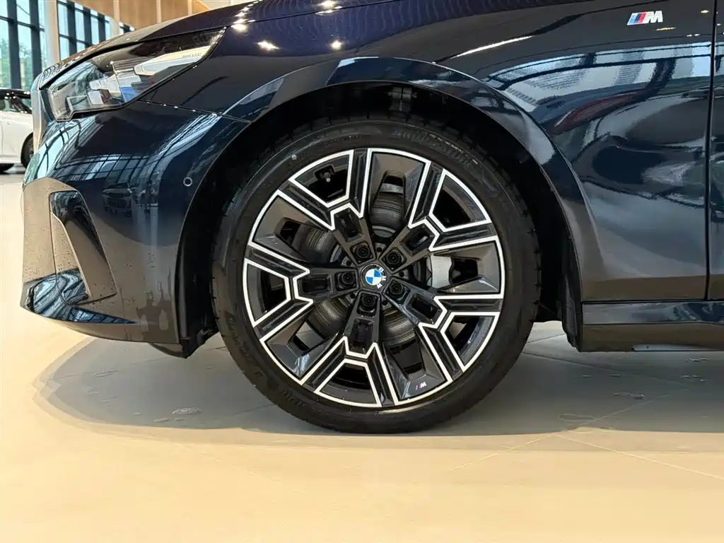 BMW 5 Series — фото 9