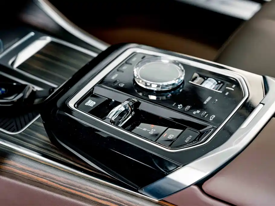 BMW 7 Series — фото 15