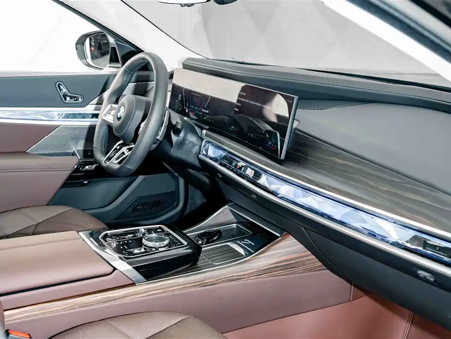 BMW 7 Series — фото 19