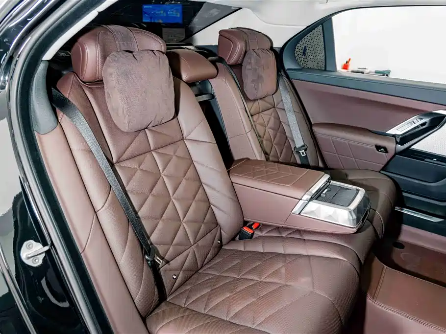 BMW 7 Series — фото 24