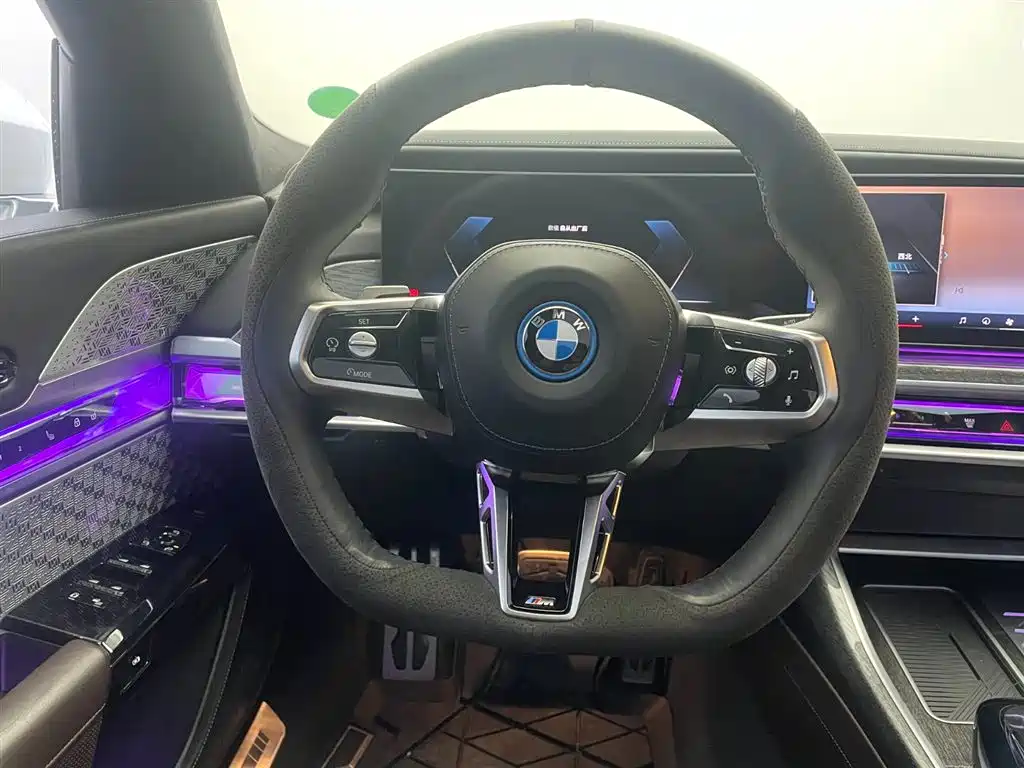 BMW i7 — фото 13