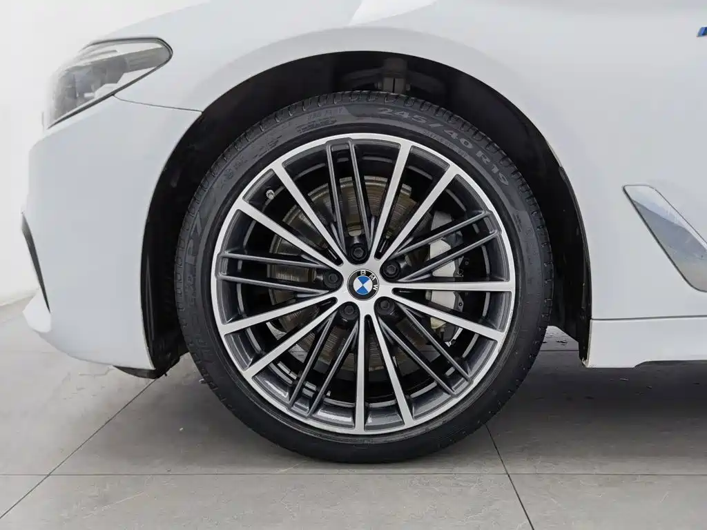 BMW 5 Series — фото 17