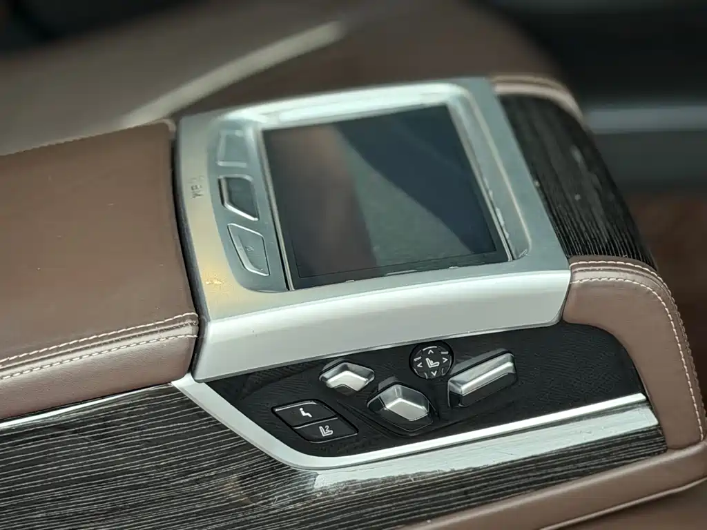 BMW 7 Series — фото 11