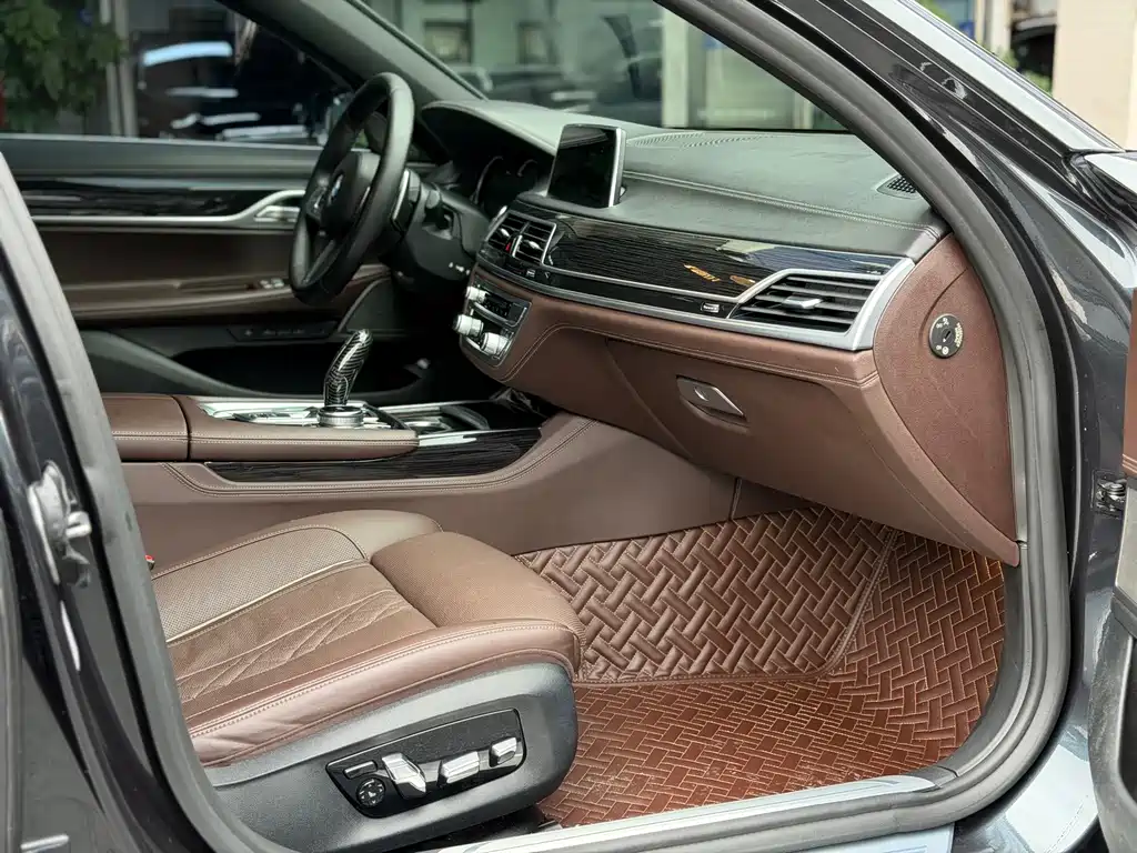 BMW 7 Series — фото 14