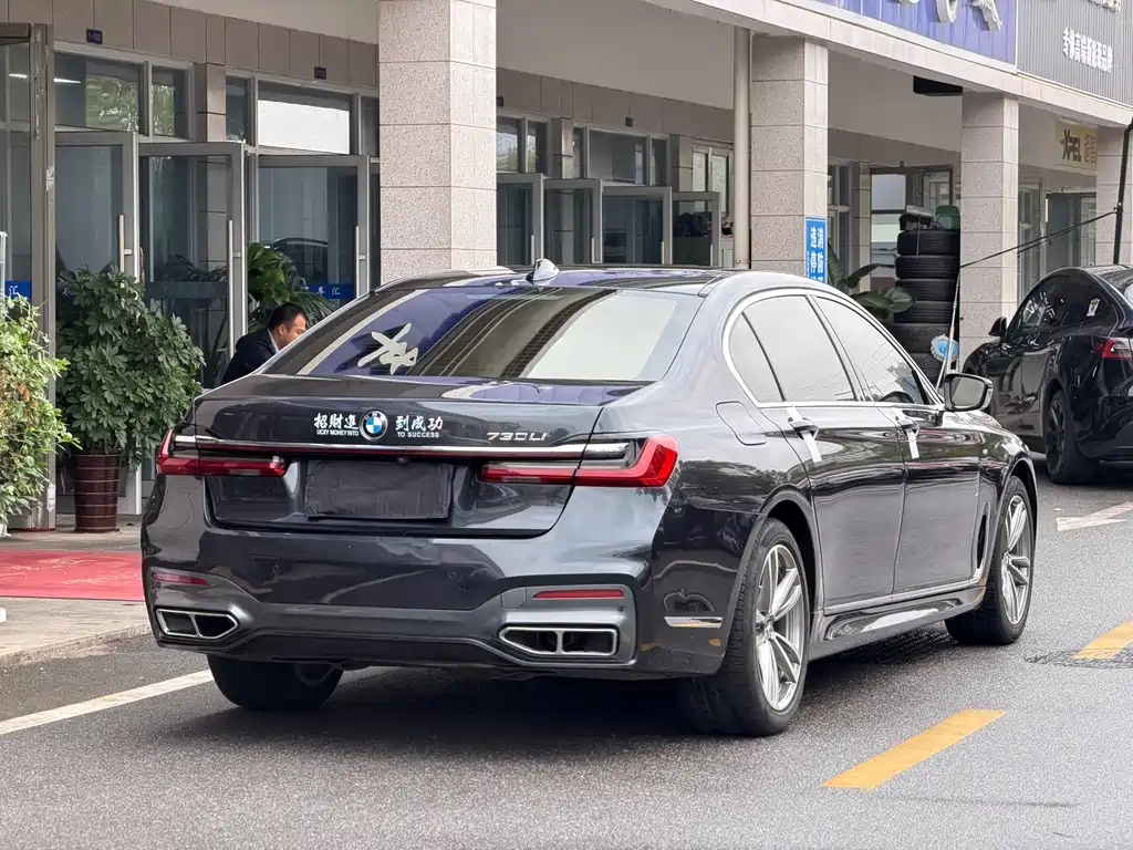 BMW 7 Series — фото 18