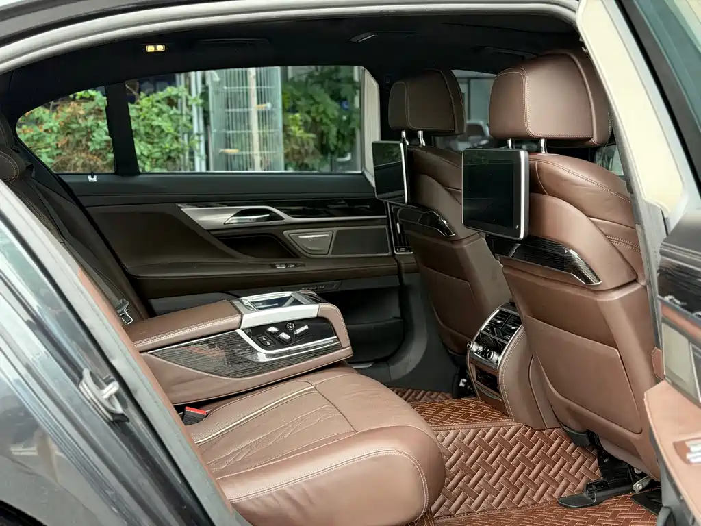 BMW 7 Series — фото 10