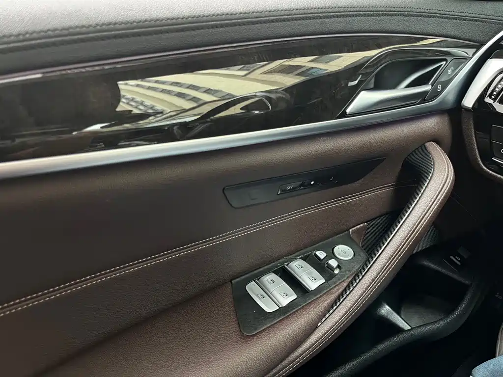 BMW 5 Series — фото 14