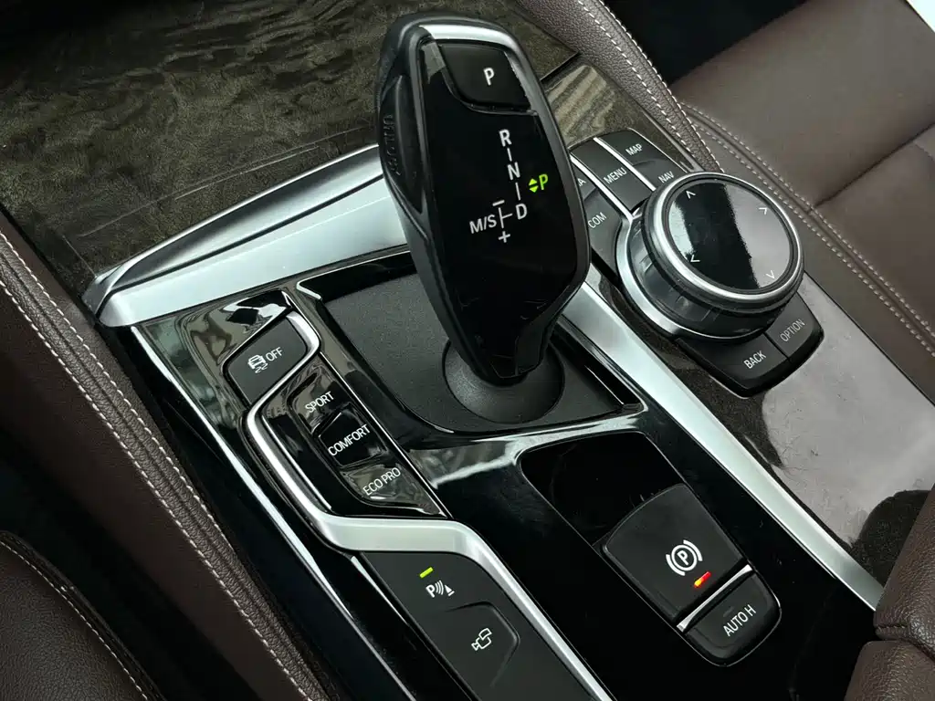 BMW 5 Series — фото 17